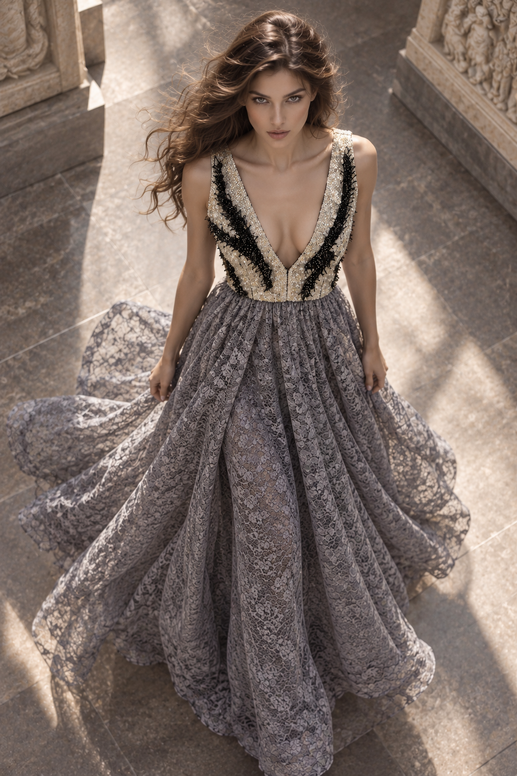 Robe longue en dentelle grise de la Collection 2026 LYSANDRE PARIS, création Couture à décolleté profond orné de perles noires et blanches.