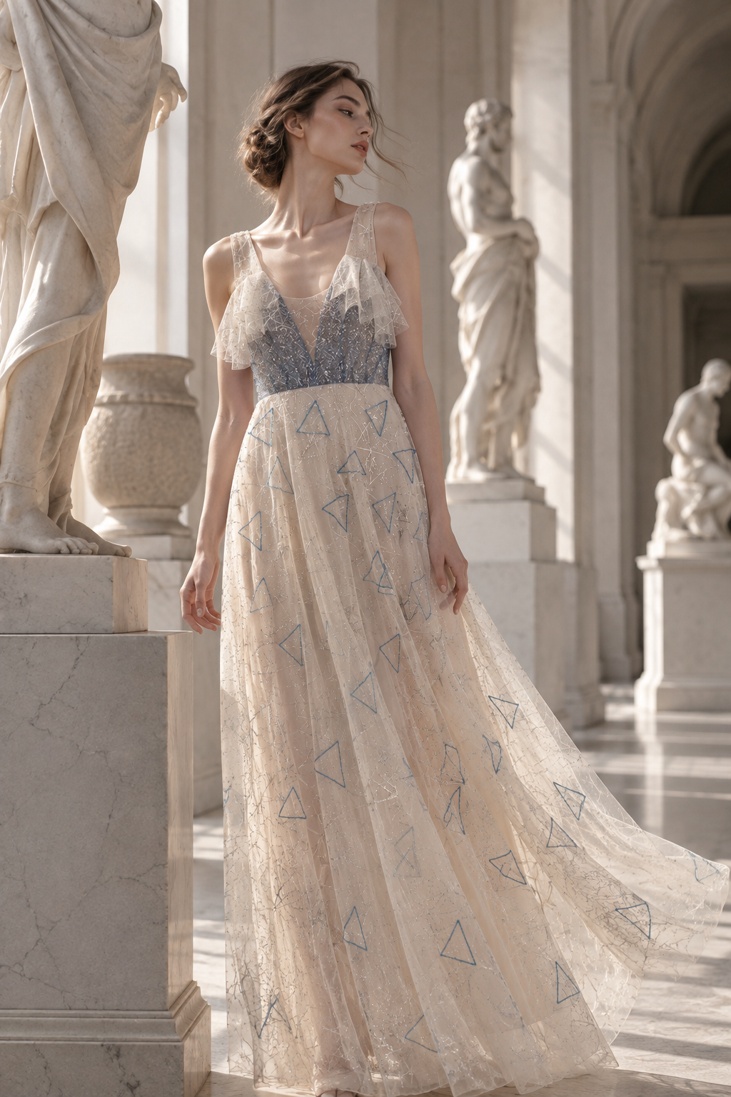 Robe longue en tulle ivoire brodé de motifs géométriques de la Collection 2026 LYSANDRE PARIS, avec haut en dentelle bleue lumineuse.