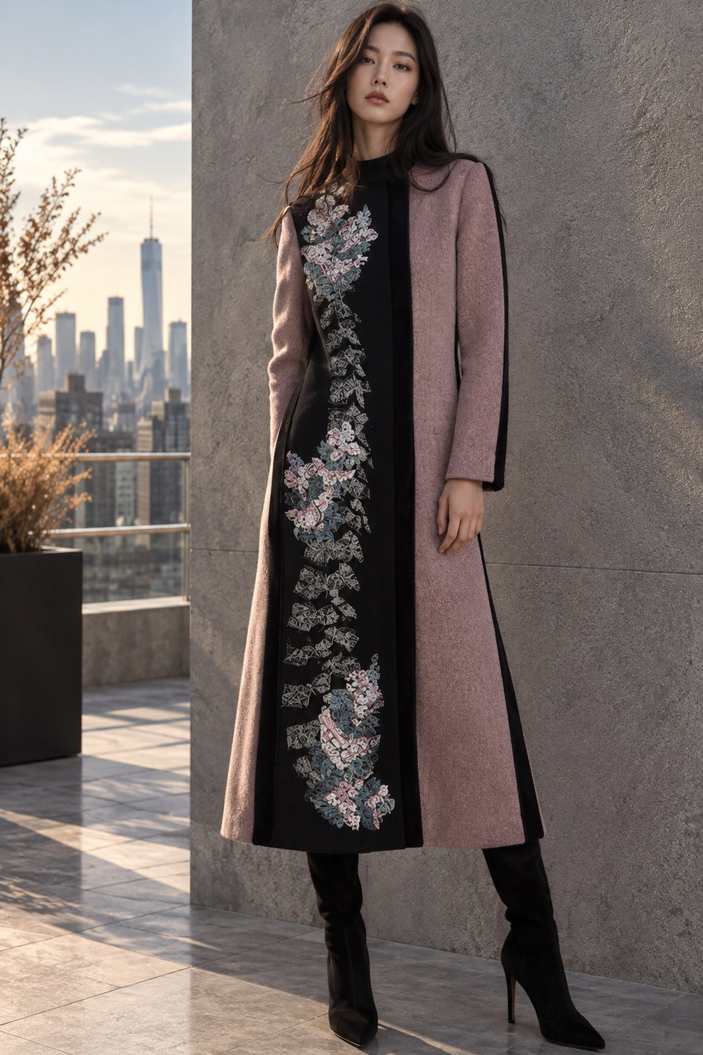 Manteau long rose grisé de la Collection Prêt-à-Porter 2026 LYSANDRE PARIS, contrasté de noir et orné d’une broderie florale sur le devant.