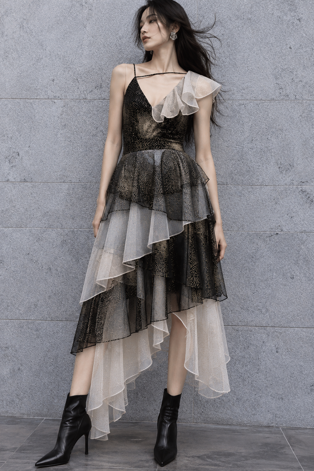 Robe longue asymétrique de la Collection Prêt-à-Porter 2026 LYSANDRE PARIS, réalisée en tulle scintillant noir et ivoire à volants superposés.