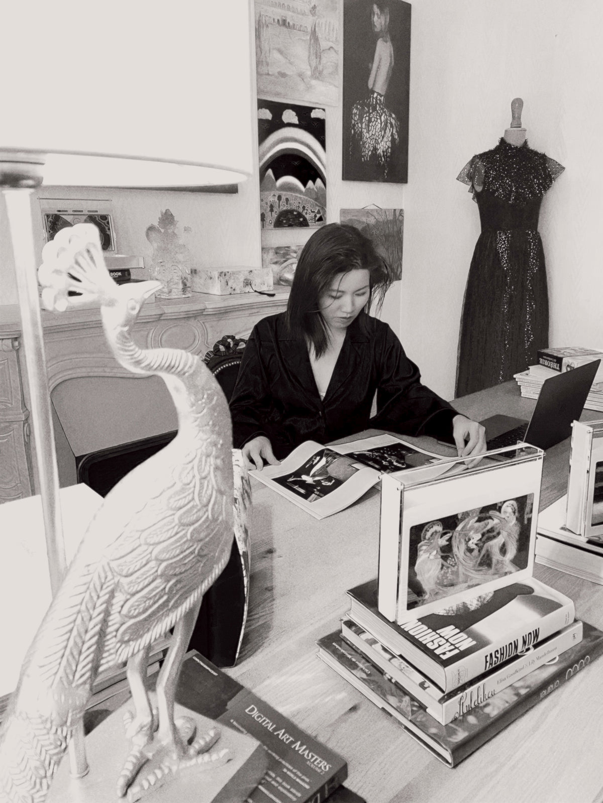 Minhua LYSANDRE dans son atelier, entourée de ses créations, dessins et minaudières – LYSANDRE PARIS