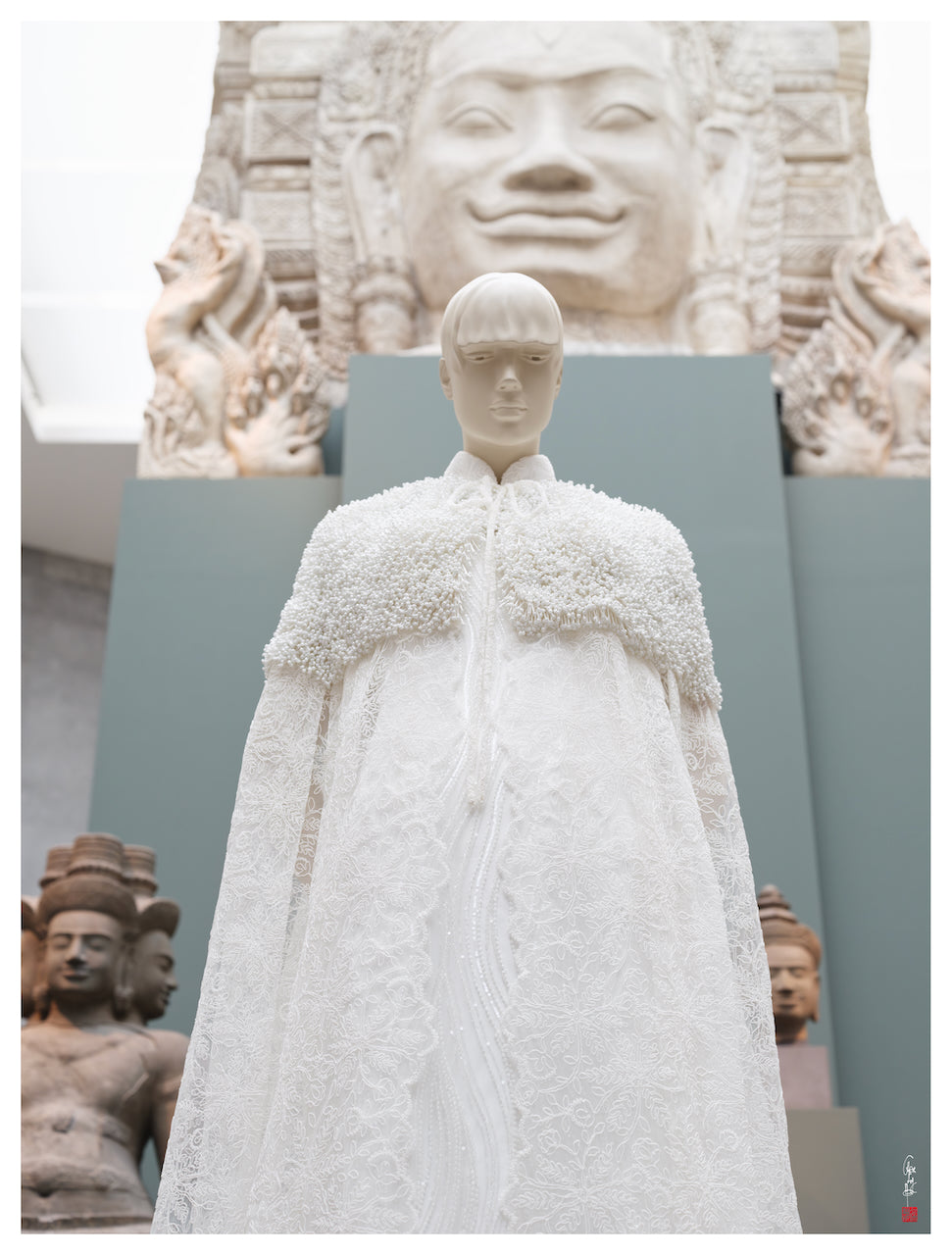 Exposition des créations de LYSANDRE PARIS au Musée Guimet à Paris, présentées au sein des collections d’art asiatique.
