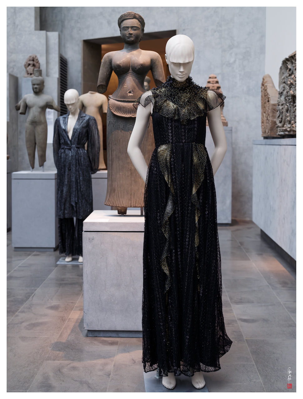 Exposition des créations de LYSANDRE PARIS au Musée Guimet à Paris, présentées au sein des collections d’art asiatique.