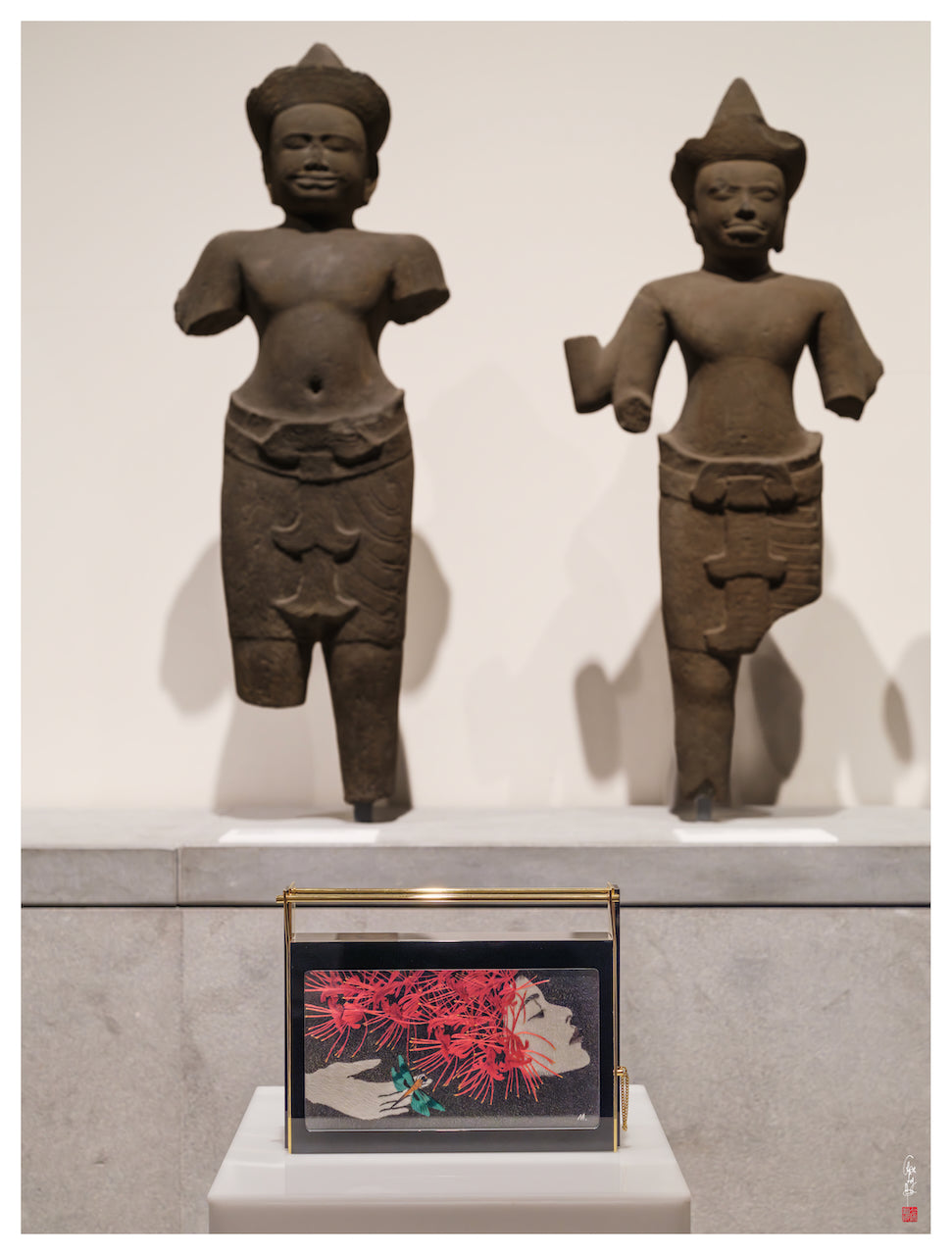 Exposition des créations de LYSANDRE PARIS au Musée Guimet à Paris, présentées au sein des collections d’art asiatique.