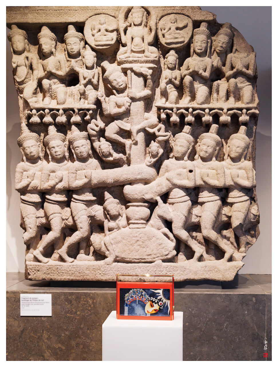 Exposition des créations de LYSANDRE PARIS au Musée Guimet à Paris, présentées au sein des collections d’art asiatique.