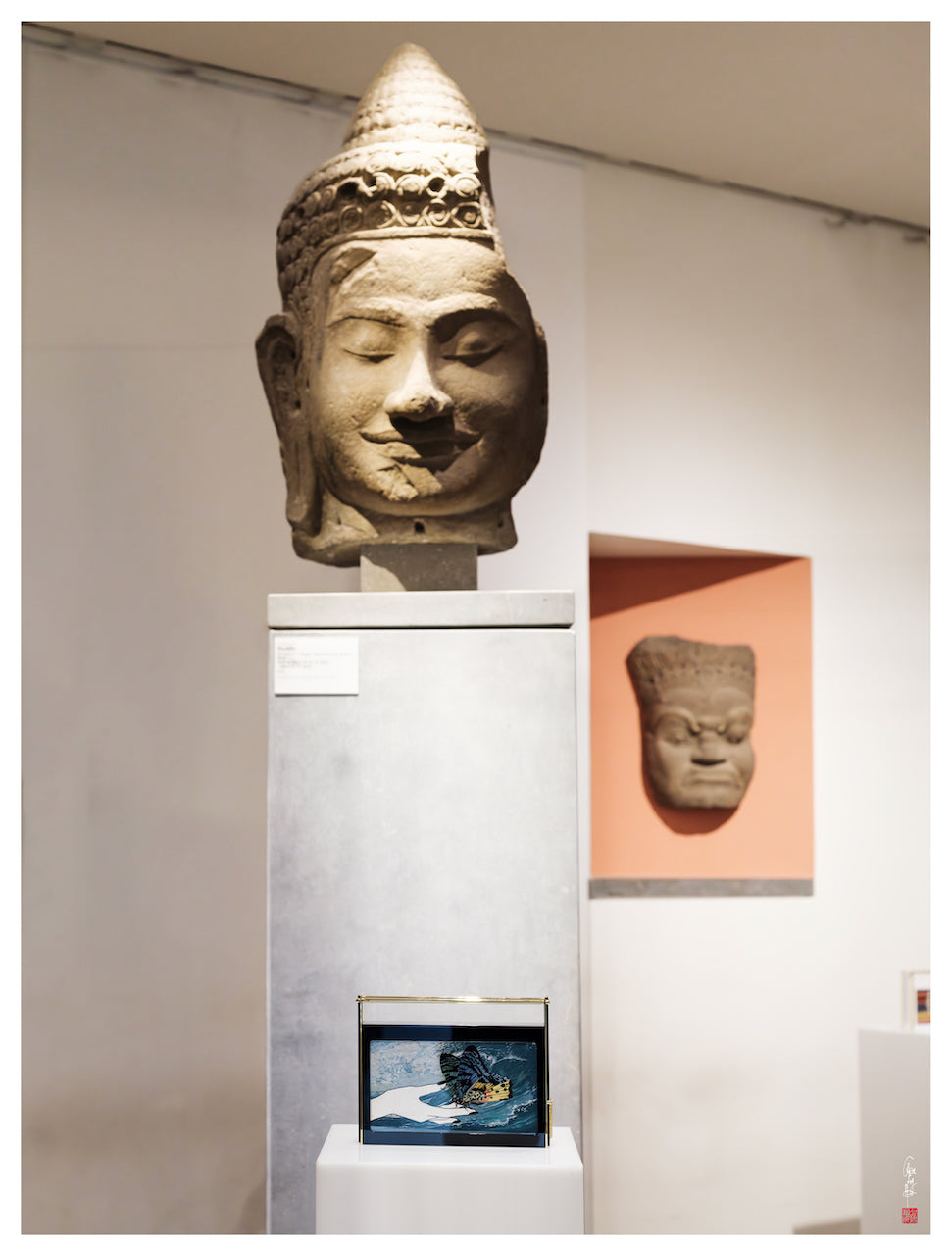 Exposition des créations de LYSANDRE PARIS au Musée Guimet à Paris, présentées au sein des collections d’art asiatique.