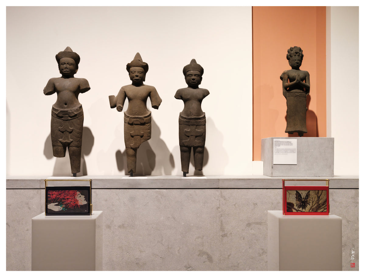 Exposition des créations de LYSANDRE PARIS au Musée Guimet à Paris, présentées au sein des collections d’art asiatique.