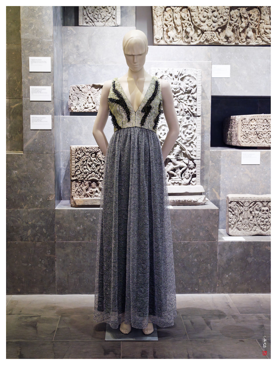 Exposition des créations de LYSANDRE PARIS au Musée Guimet à Paris, présentées au sein des collections d’art asiatique.
