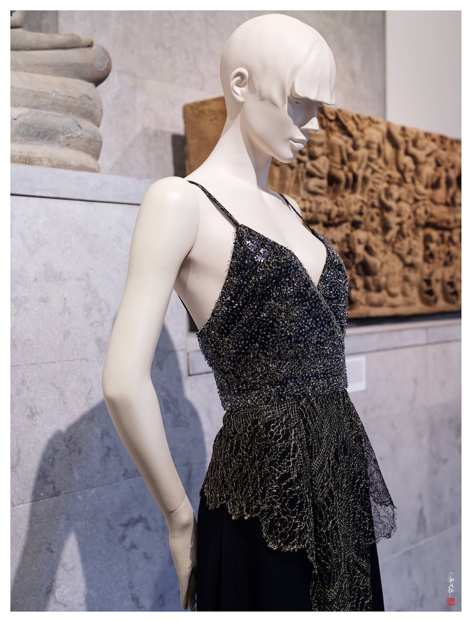 Exposition des créations de LYSANDRE PARIS au Musée Guimet à Paris, présentées au sein des collections d’art asiatique.