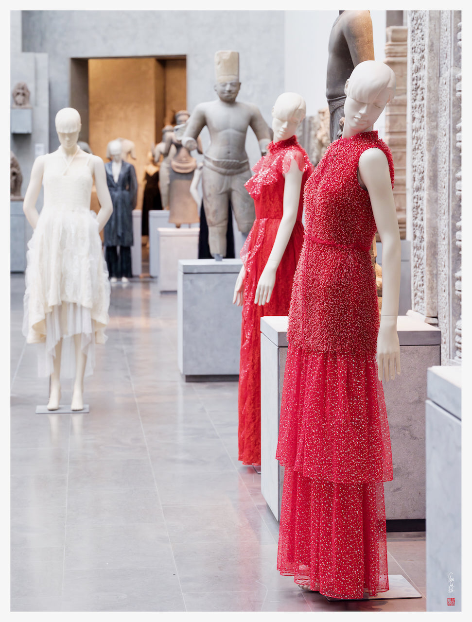 Exposition des créations de LYSANDRE PARIS au Musée Guimet à Paris, présentées au sein des collections d’art asiatique.