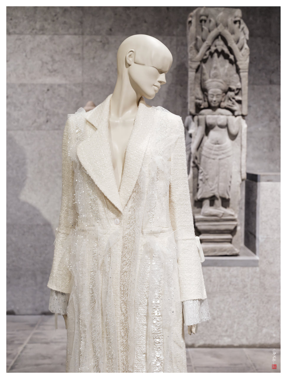 Exposition des créations de LYSANDRE PARIS au Musée Guimet à Paris, présentées au sein des collections d’art asiatique.