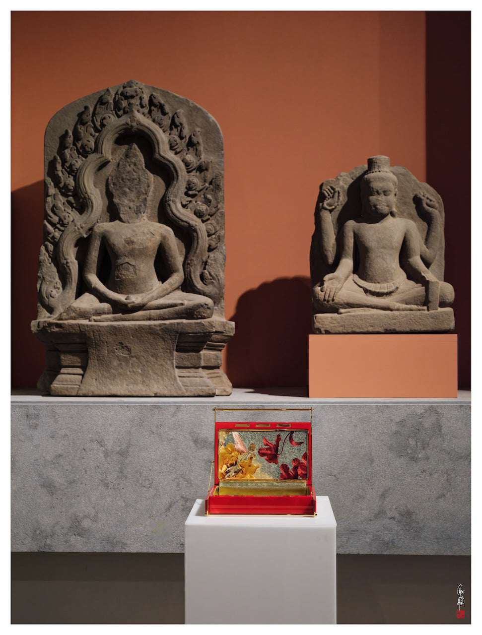 Exposition des créations de LYSANDRE PARIS au Musée Guimet à Paris, présentées au sein des collections d’art asiatique.