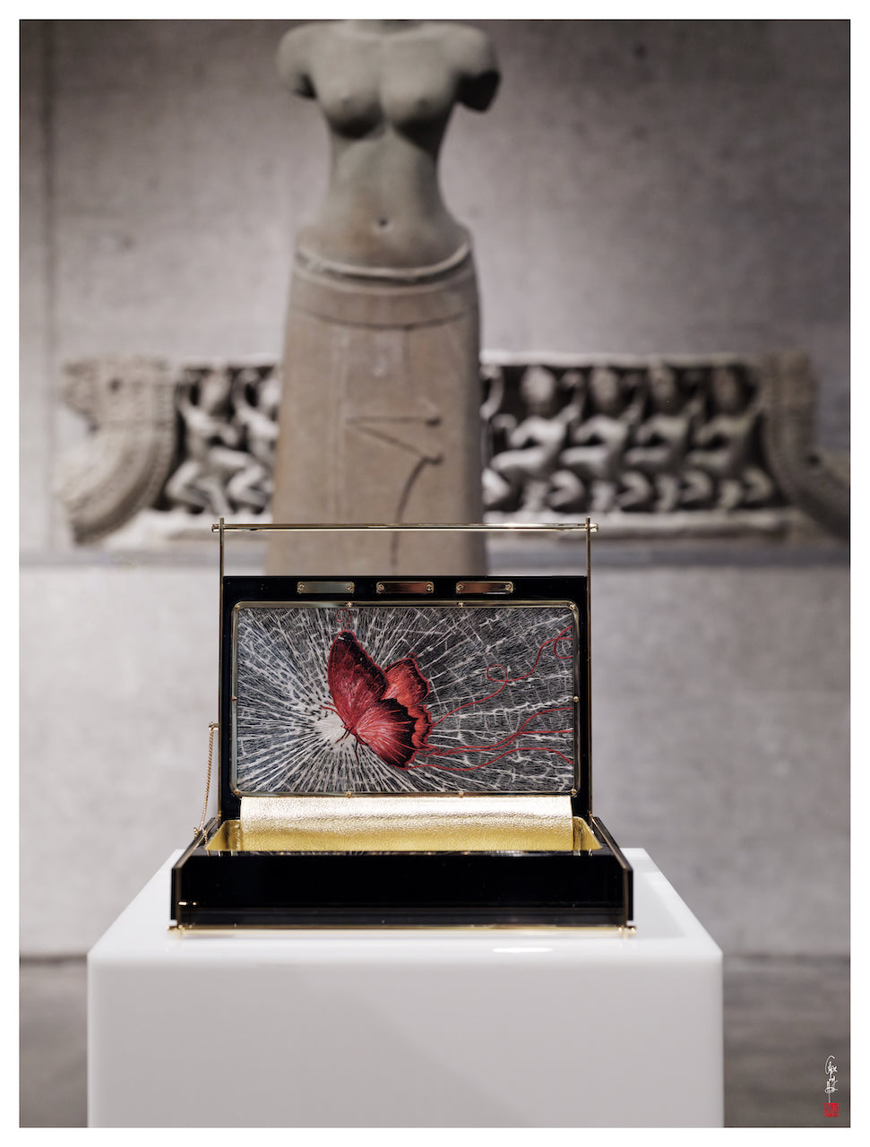 Exposition des créations de LYSANDRE PARIS au Musée Guimet à Paris, présentées au sein des collections d’art asiatique.