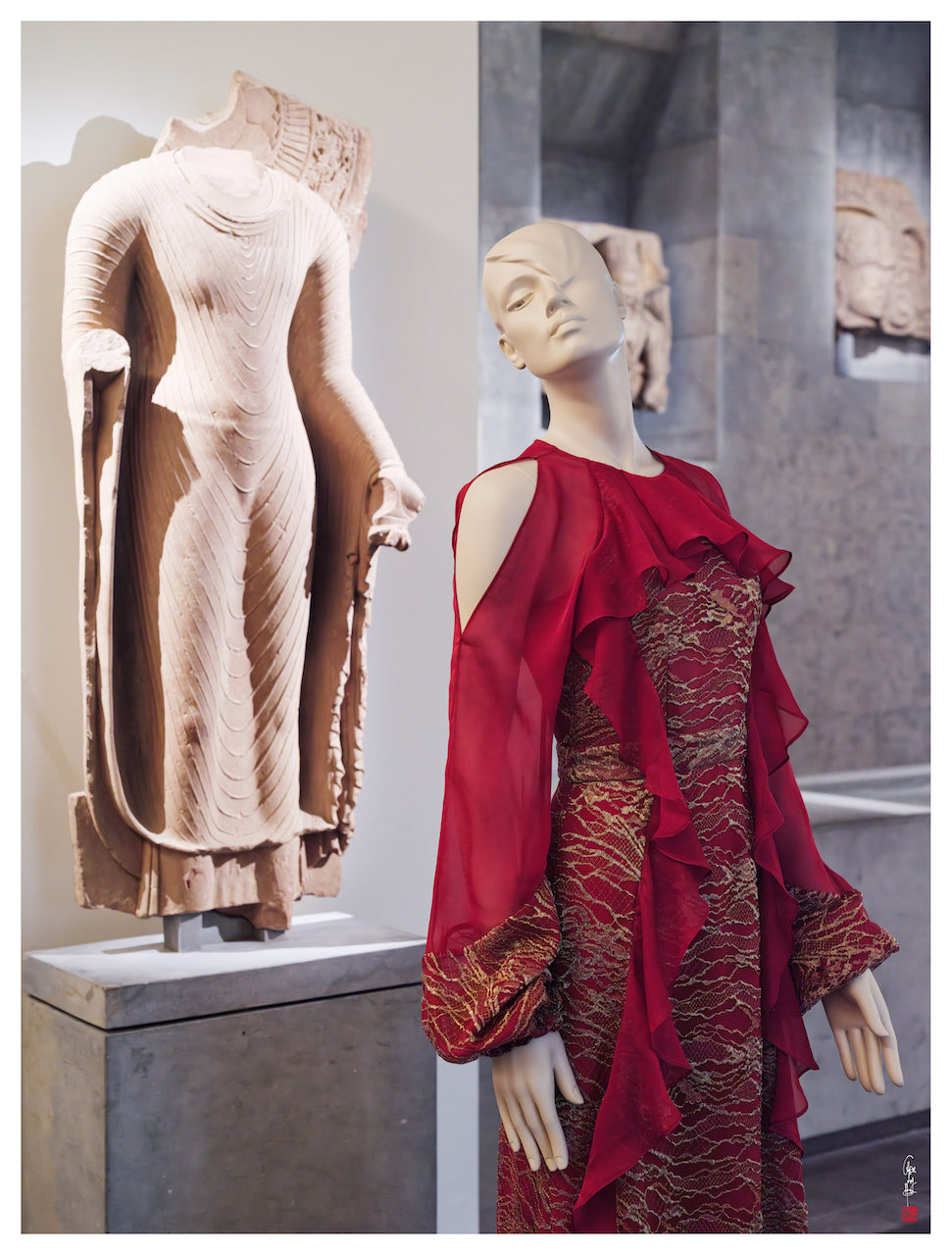 Exposition des créations de LYSANDRE PARIS au Musée Guimet à Paris, présentées au sein des collections d’art asiatique.