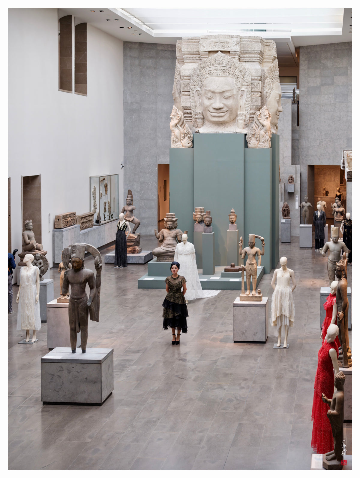 Exposition des créations de LYSANDRE PARIS au Musée Guimet à Paris, présentées au sein des collections d’art asiatique.