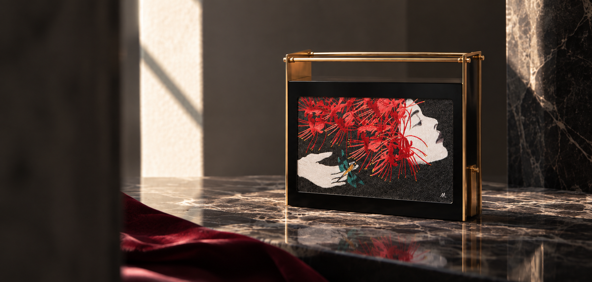 Minaudière brodée « Higanbana » de LYSANDRE PARIS, broderie de soie représentant une femme entourée de fleurs rouges.