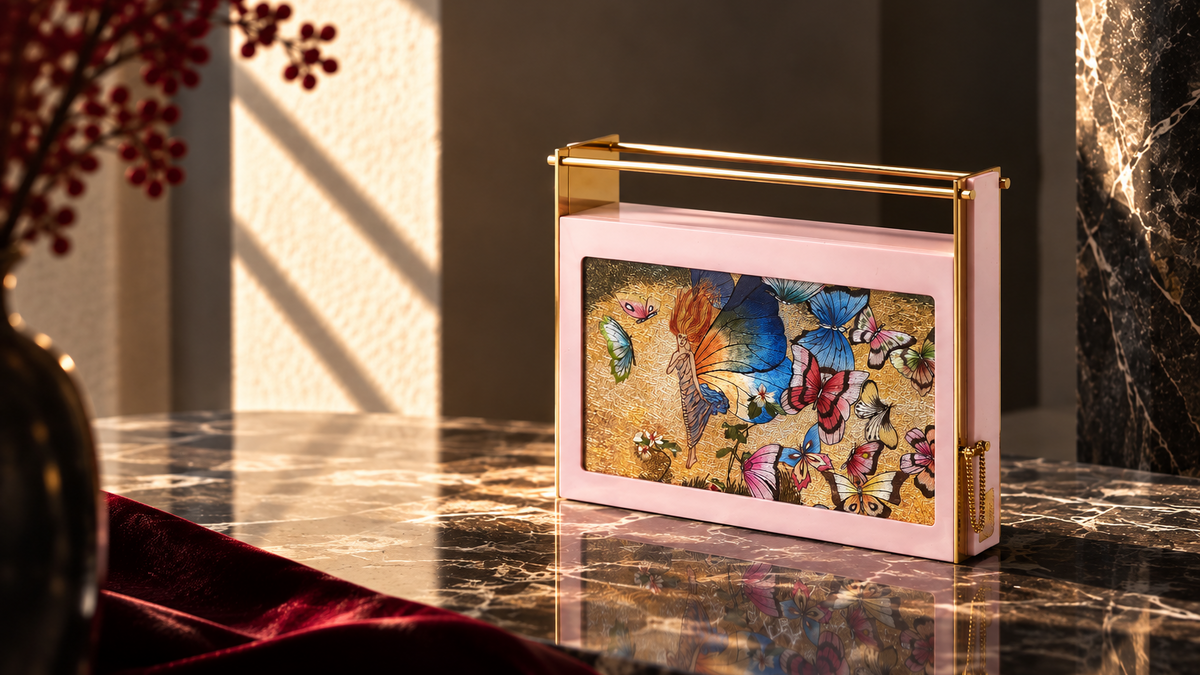 Fantasy Clutch 106 « La Fée aux Papillons » de LYSANDRE PARIS, minaudière artisanale ornée d’une broderie de soie représentant une fée entourée de papillons multicolores.