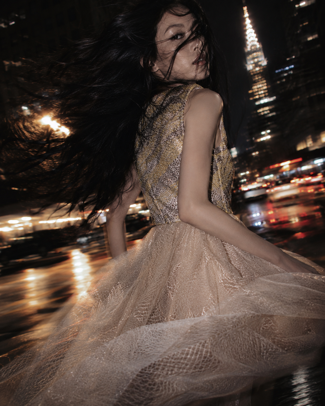 Silhouette LYSANDRE PARIS en dentelle beige et argentée, photographiée dans les rues de New York.