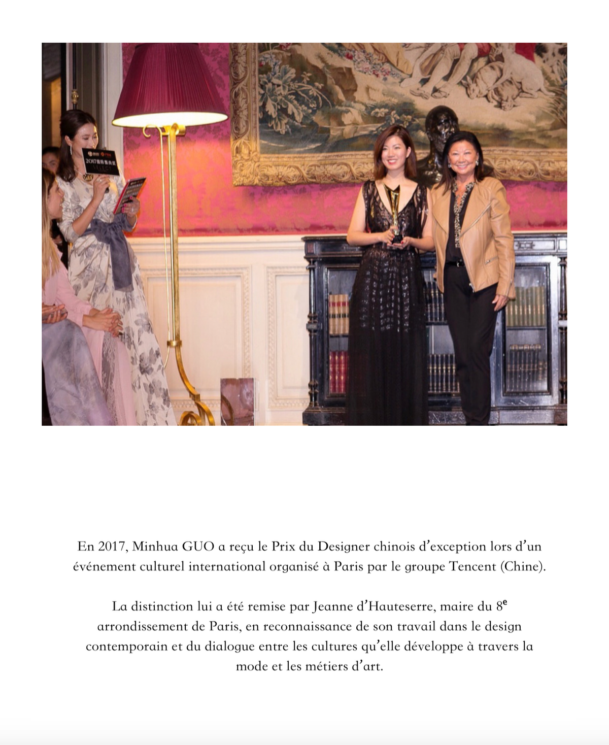 Minhua LYSANDRE recevant le Prix du Designer chinois d’exception à Paris en 2017, remis par Jeanne d’Hauteserre, maire du 8ᵉ arrondissement de Paris.