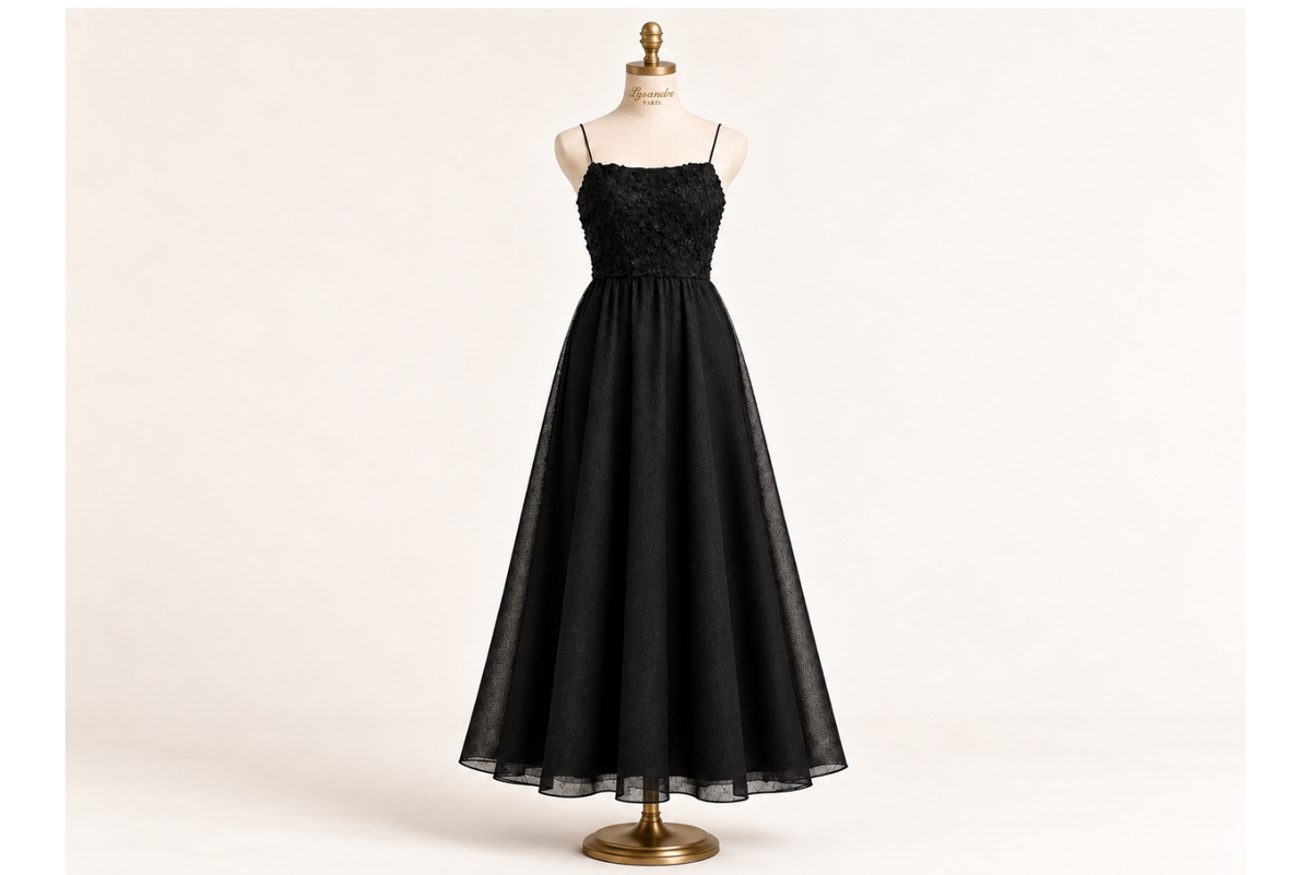 Robe noire LYSANDRE PARIS, création de prêt-à-porter présentée dans la Boutique en ligne officielle de la Maison.