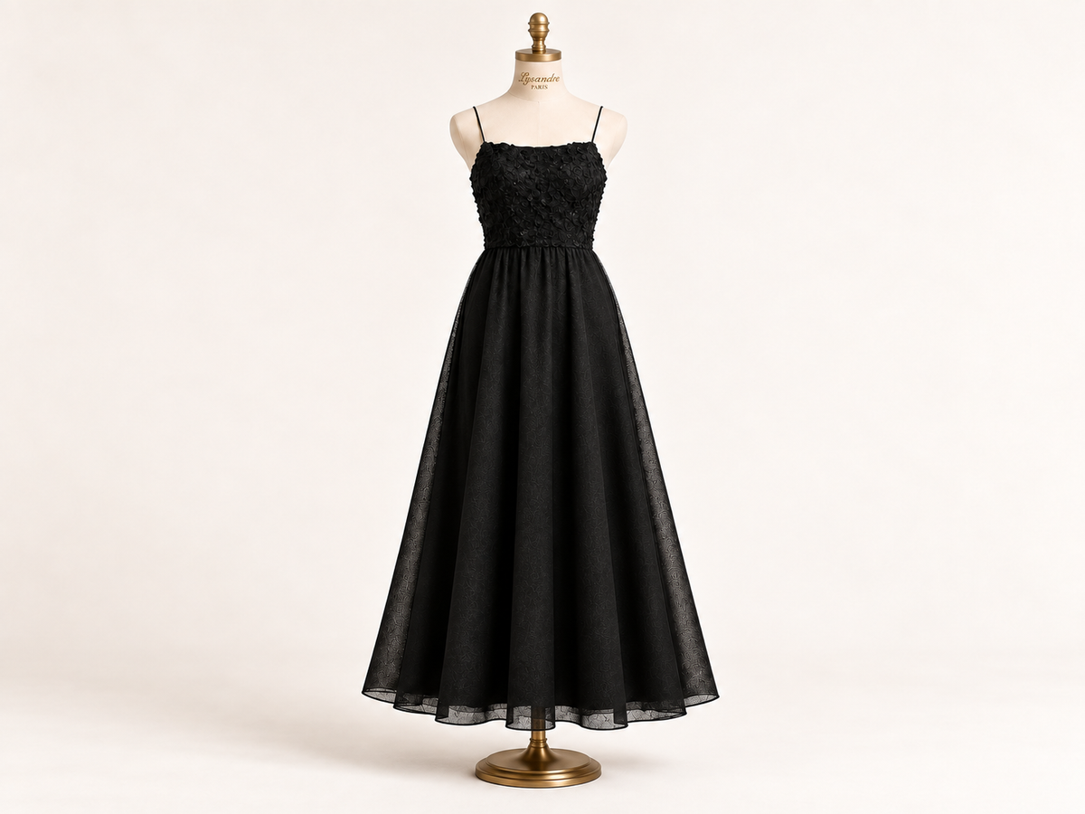 Robe noire LYSANDRE PARIS, création de prêt-à-porter présentée dans la Boutique en ligne officielle de la Maison.