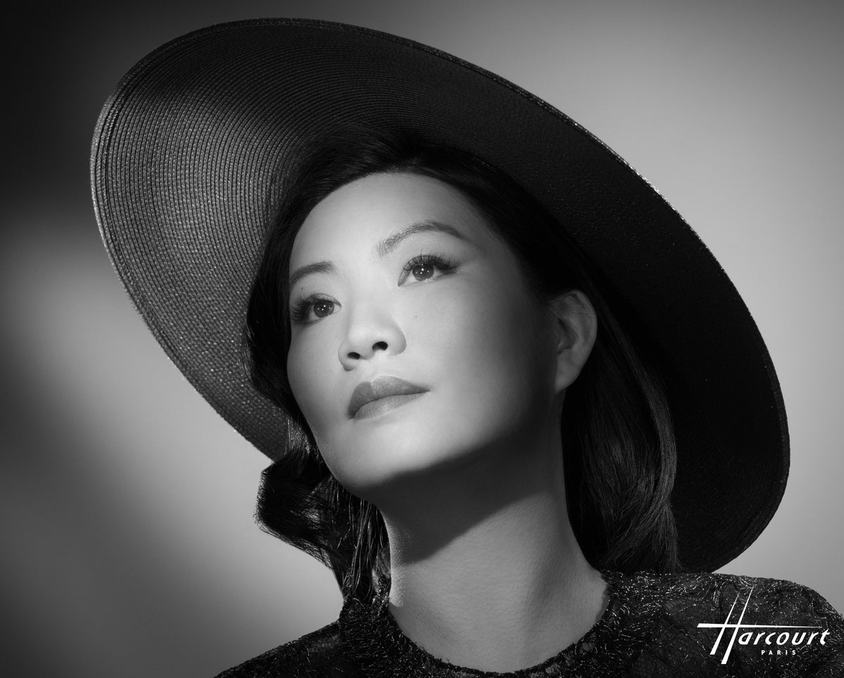 Portrait de Minhua Lysandre, créatrice et fondatrice de LYSANDRE PARIS, photographiée au Studio Harcourt Paris.