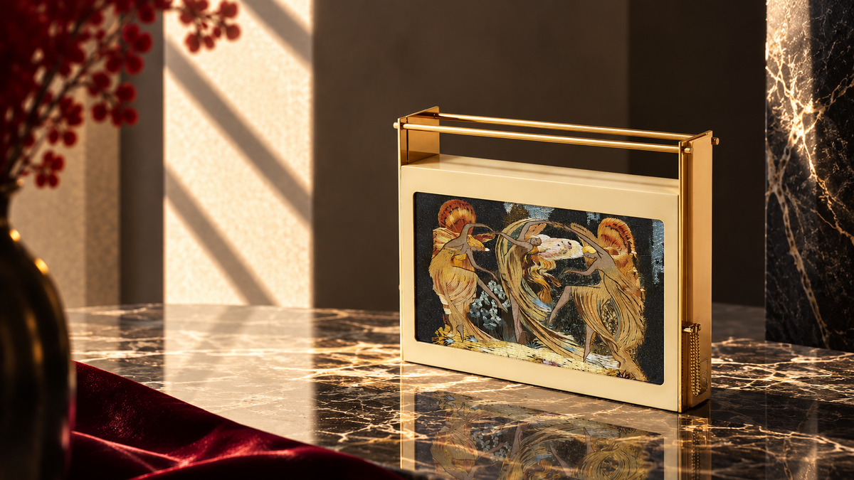 Fantasy Clutch 106 « La Danse des Fées » de LYSANDRE PARIS, minaudière artisanale ornée d’une broderie de soie représentant des fées dansant au cœur d’une forêt enchantée.