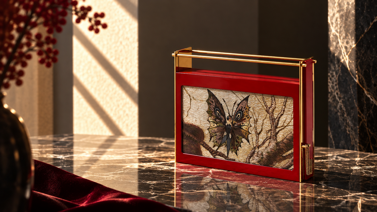 Fantasy Clutch 106 « Le Papillon de la Forêt » de LYSANDRE PARIS, minaudière artisanale ornée d’une broderie de soie représentant un papillon sombre au cœur d’un paysage forestier.
